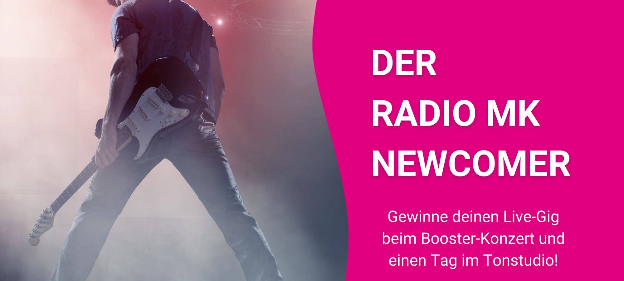 Ein Gitarrist steht mit dem Rücken zur Kamera auf einer beleuchteten Bühne.