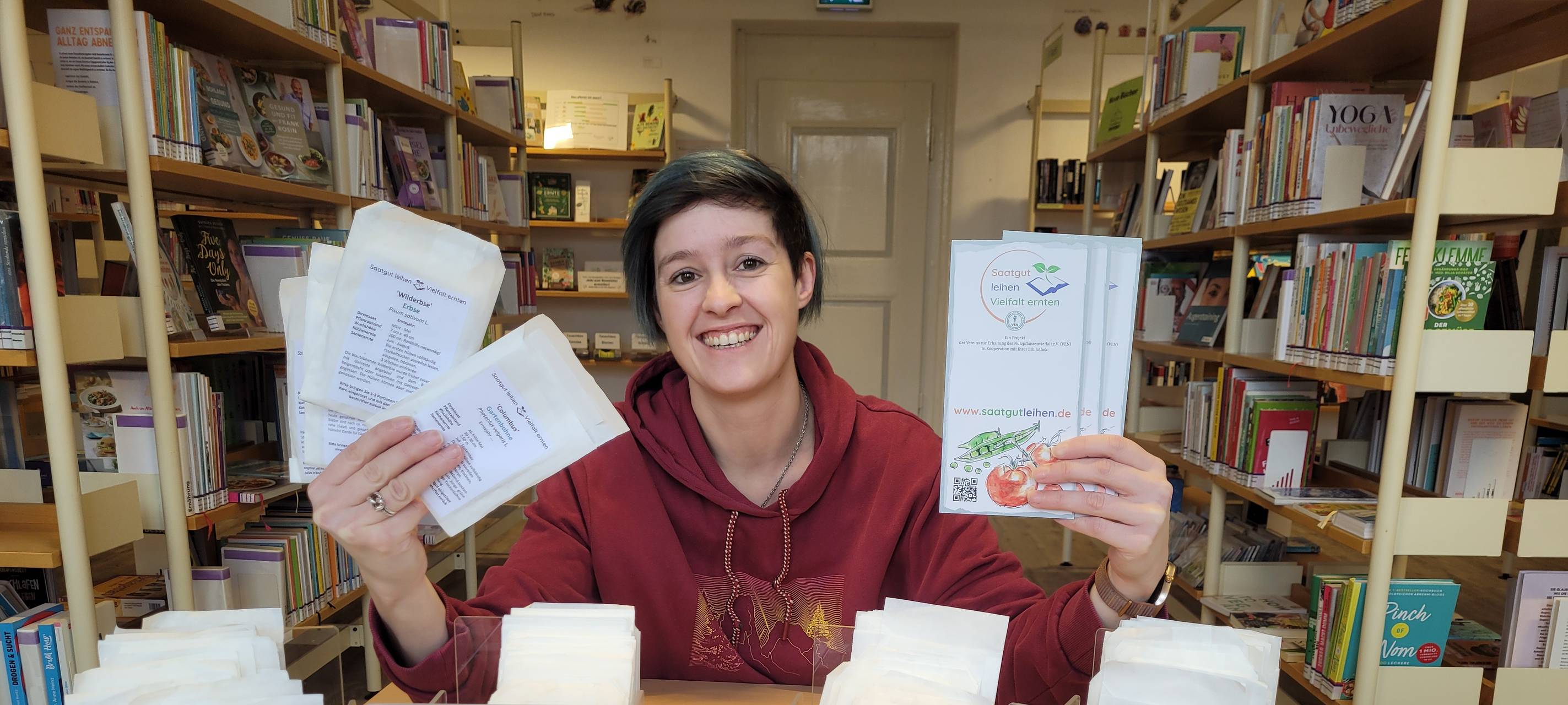 Tanja Musiol präsentiert den Saatgutbestand 2025 der Dorte-Hilleke-Bibliothek.