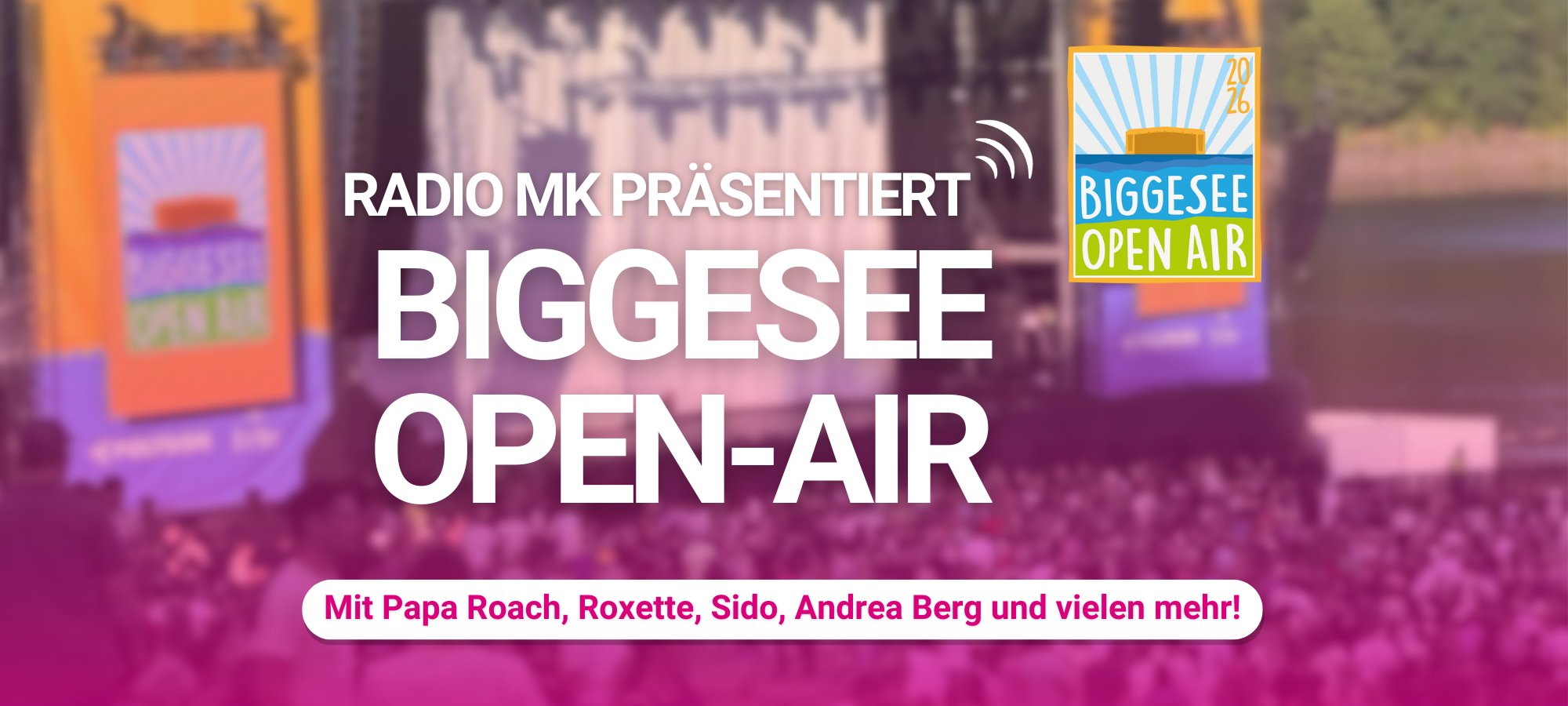 Eine Bühne mit Publikum, darauf ein magentafarbener Verlauf und der Text: Radio MK präsentiert das Biggesee Openair - Mit Papa Roach, Roxette, Sido, Andrea Berg und vielen mehr!